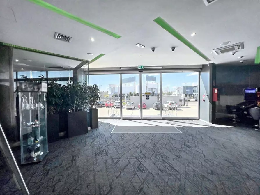 Immagine 2 di Negozio in vendita  in Viale Porta D'Europa, N. 4 a Lecce