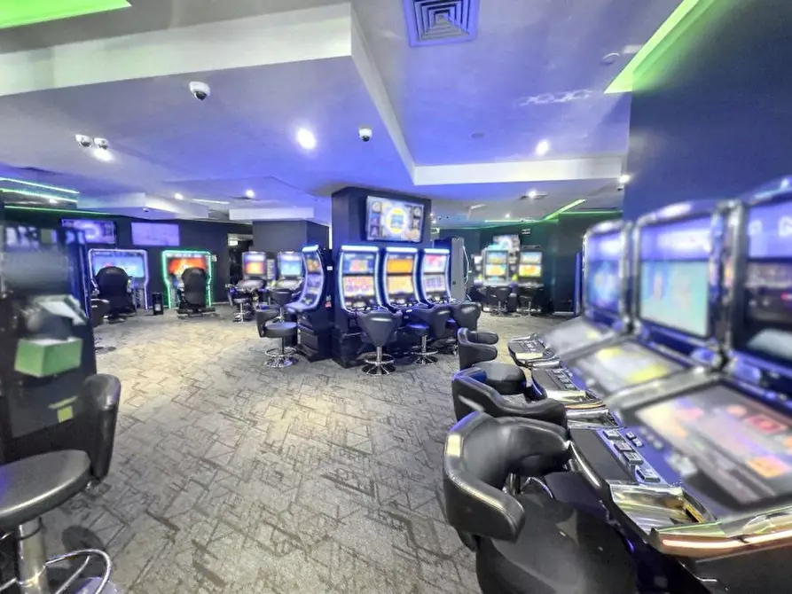 Immagine 3 di Negozio in vendita  in Viale Porta D'Europa, N. 4 a Lecce