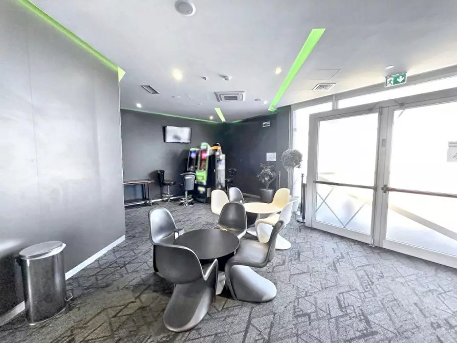 Immagine 5 di Negozio in vendita  in Viale Porta D'Europa, N. 4 a Lecce