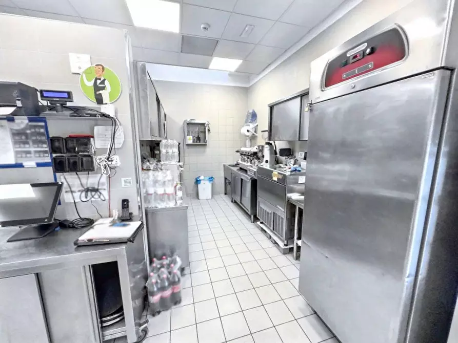 Immagine 7 di Negozio in vendita  in Viale Porta D'Europa, N. 4 a Lecce