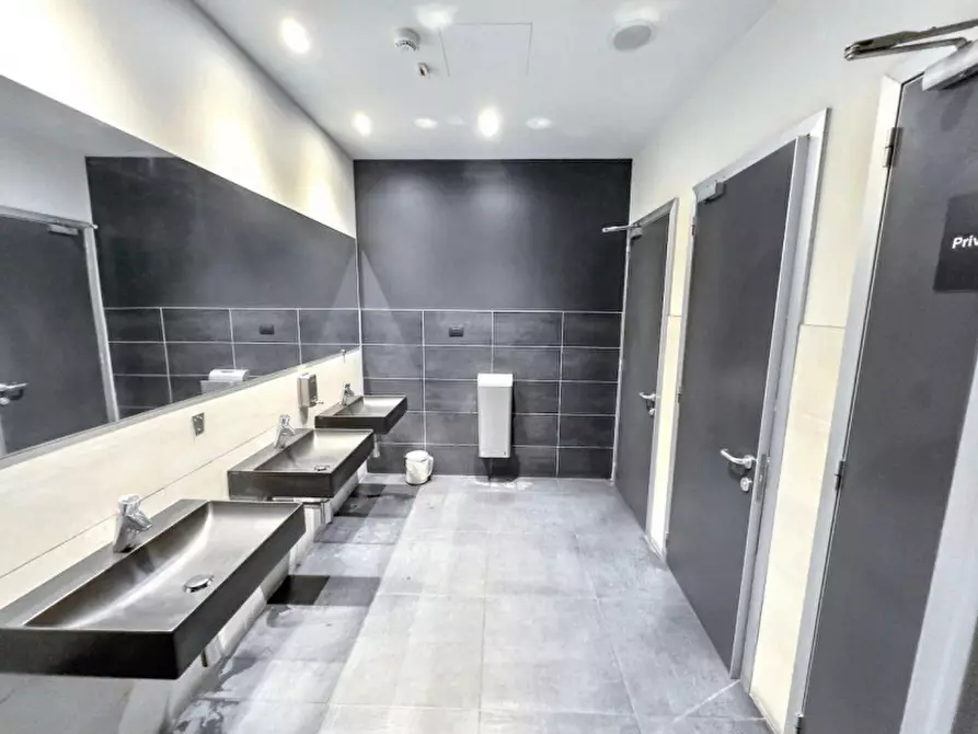 Immagine 9 di Negozio in vendita  in Viale Porta D'Europa, N. 4 a Lecce