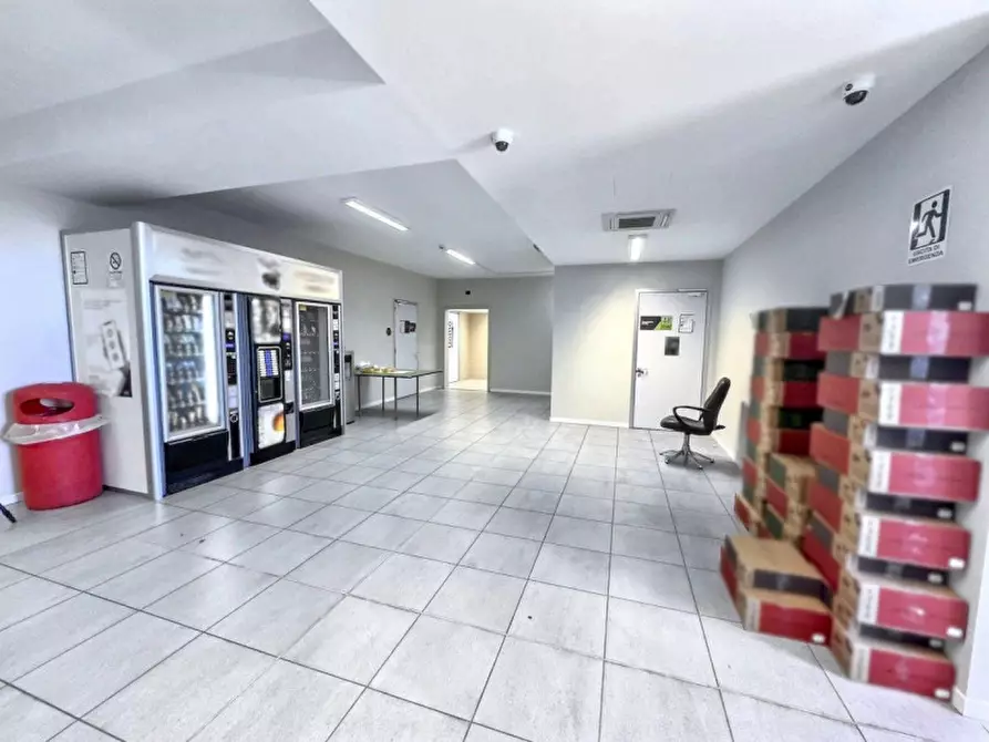 Immagine 17 di Negozio in vendita  in Viale Porta D'Europa, N. 4 a Lecce