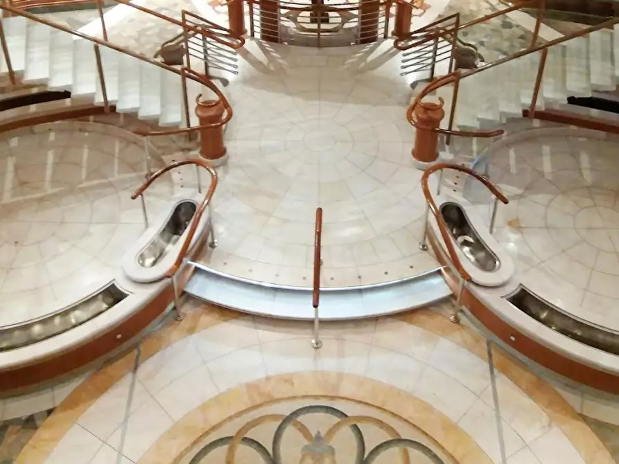 Immagine 5 di Negozio in vendita  in Via Italo Svevo, N. 14-16 a Trieste