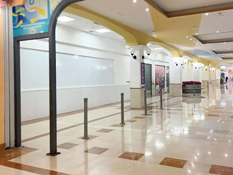 Immagine 9 di Negozio in vendita  in Via Italo Svevo, N. 14-16 a Trieste