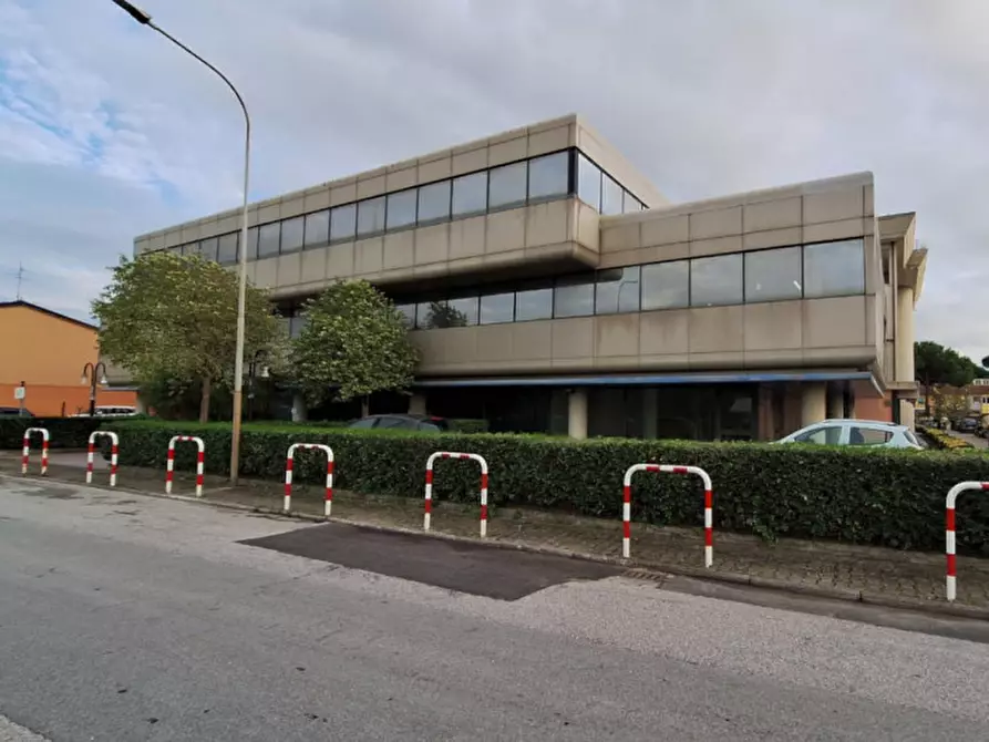 Immagine 2 di Negozio in vendita  in Via Montramito, N. 116 a Viareggio