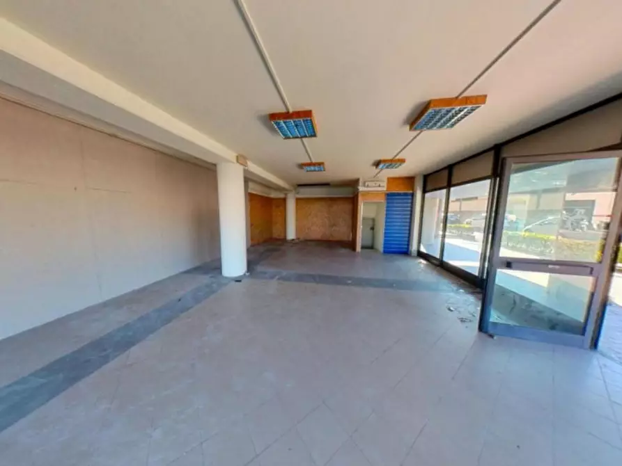 Immagine 5 di Negozio in vendita  in Via Montramito, N. 116 a Viareggio