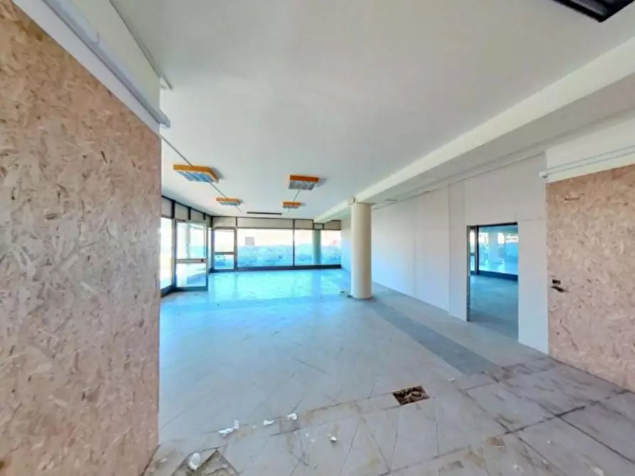 Immagine 8 di Negozio in vendita  in Via Montramito, N. 116 a Viareggio