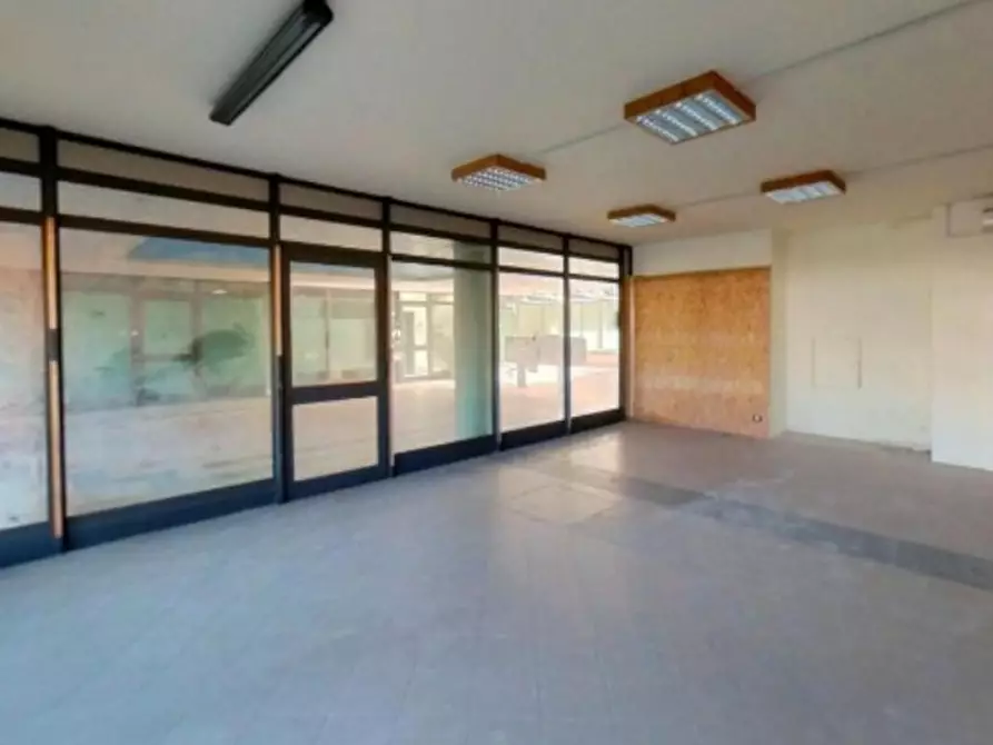 Immagine 1 di Negozio in vendita  in Via Montramito, N. 116 a Viareggio