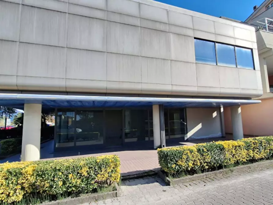 Immagine 28 di Negozio in vendita  in Via Montramito, N. 116 a Viareggio