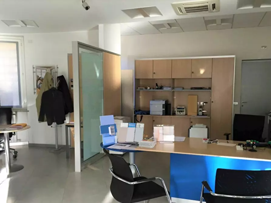 Immagine 4 di Ufficio in vendita  in Piazza Del Sagrato, N. 9 a Introbio