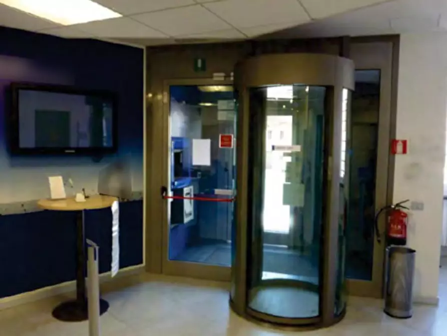 Immagine 5 di Ufficio in vendita  in Piazza Del Sagrato, N. 9 a Introbio