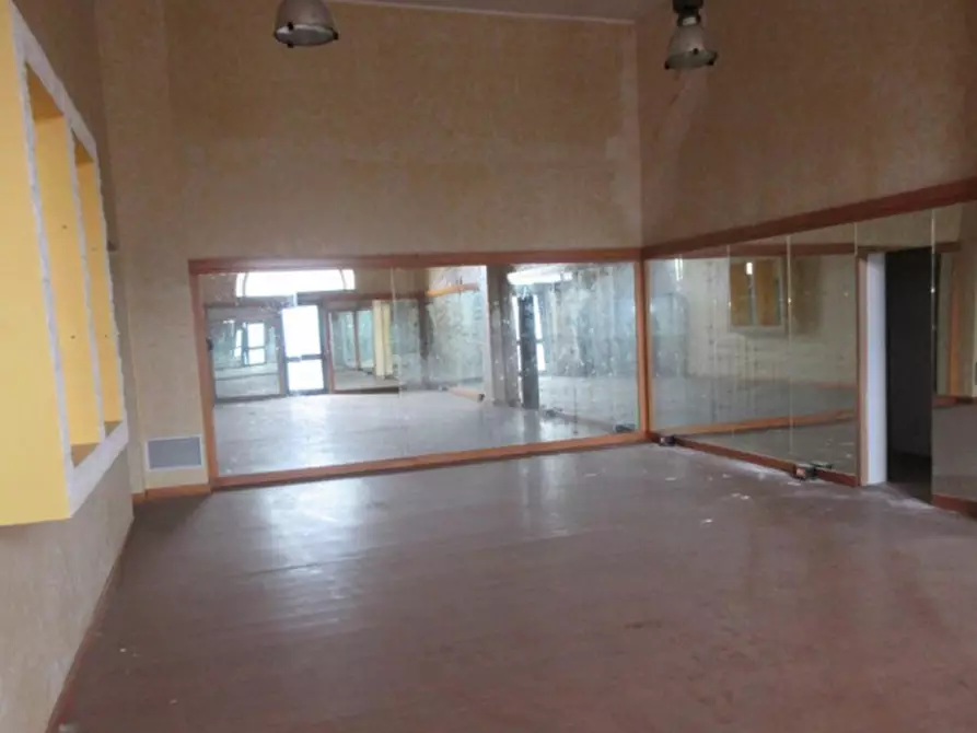 Immagine 5 di Negozio in vendita  in Via dell'Olivo, N. 30-32-34 a Tuscania