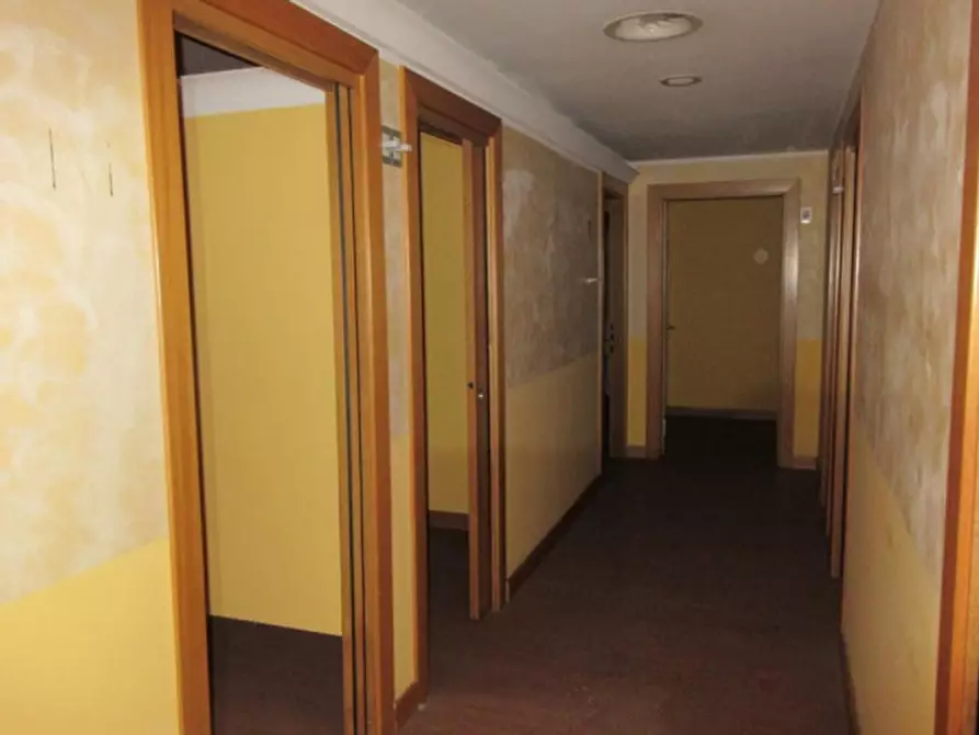 Immagine 7 di Negozio in vendita  in Via dell'Olivo, N. 30-32-34 a Tuscania