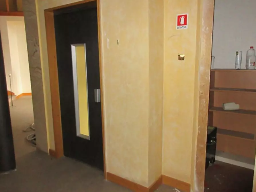 Immagine 9 di Negozio in vendita  in Via dell'Olivo, N. 30-32-34 a Tuscania