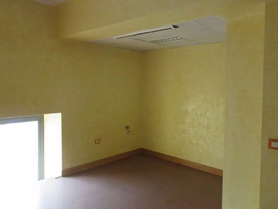 Immagine 14 di Negozio in vendita  in Via dell'Olivo, N. 30-32-34 a Tuscania