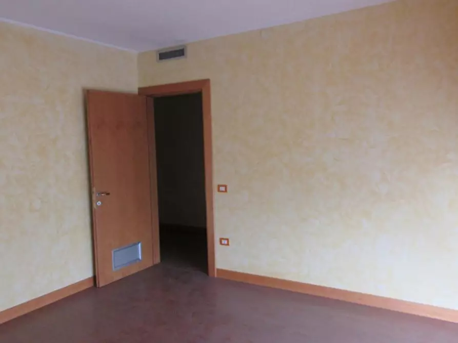 Immagine 15 di Negozio in vendita  in Via dell'Olivo, N. 30-32-34 a Tuscania