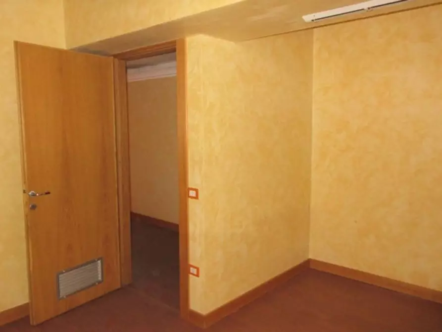 Immagine 18 di Negozio in vendita  in Via dell'Olivo, N. 30-32-34 a Tuscania