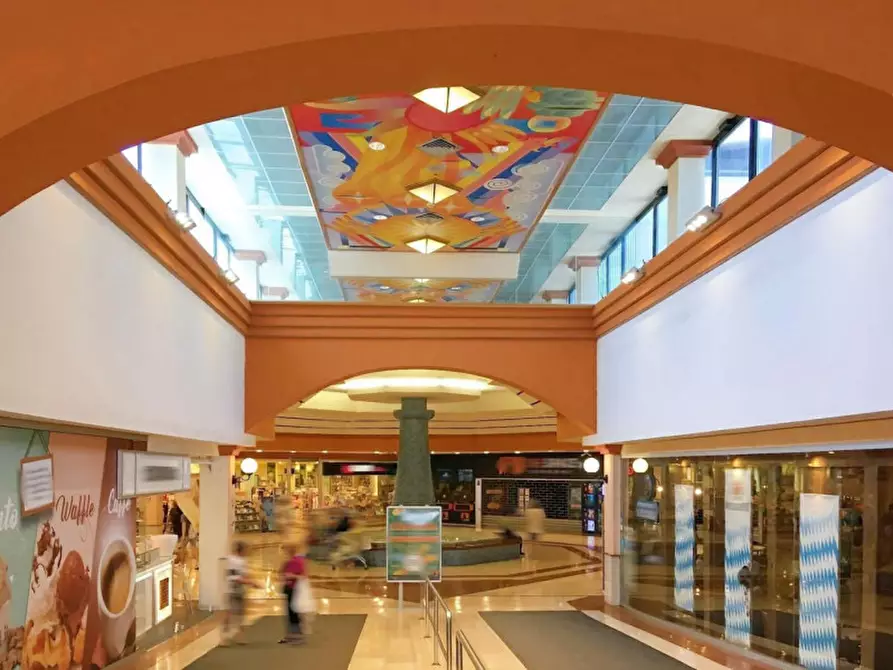 Immagine 7 di Negozio in vendita  in Via Italo Svevo, N. 14-16 a Trieste