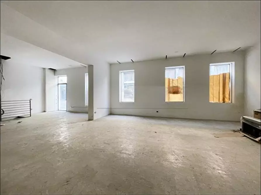 Immagine 1 di Negozio in vendita  in Via Altinate a Padova