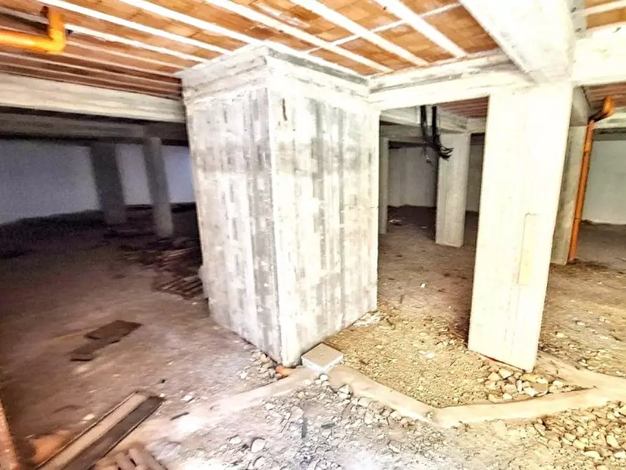 Immagine 3 di Cantina in vendita  in Via Don Luigi Sturzo, 90044 Carini PA, Italia a Carini