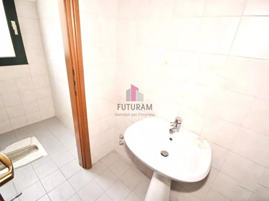 Immagine 8 di Capannone industriale in affitto  a Vicenza