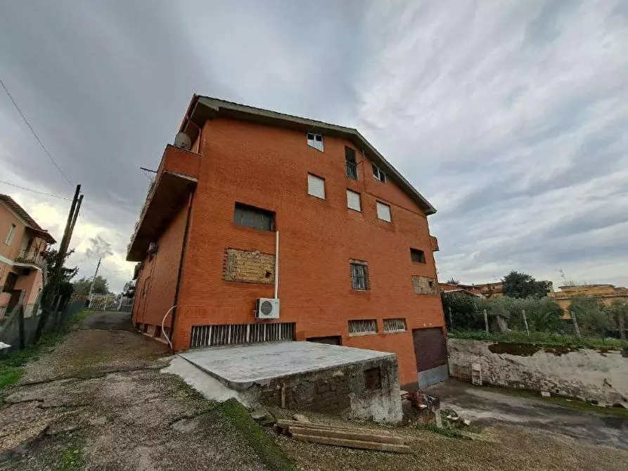 Immagine 13 di Appartamento in vendita  in Via del Casale di Santa Maria, 61 - 00132 Roma (RM) a Roma