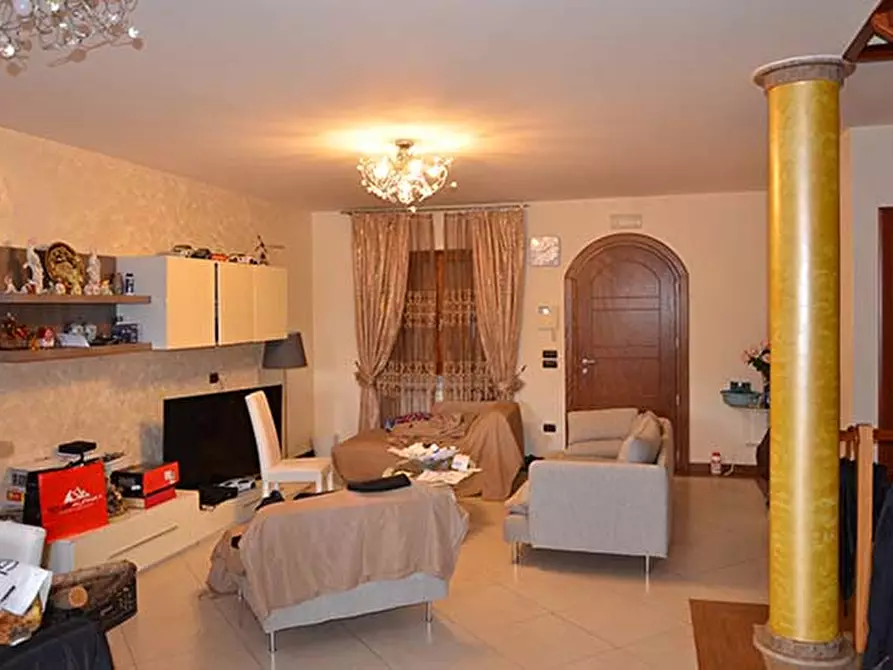 Immagine 3 di Villa in vendita  in Via Ferrovia, 13, 81027 San Felice a Cancello CE, Italia a San Felice A Cancello