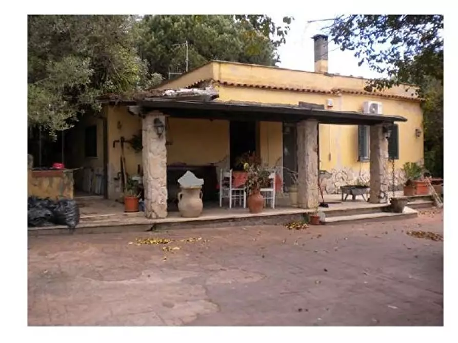 Immagine 1 di Villa in vendita  in Via Paganico, 77, 00049 Velletri RM, Italia a Velletri