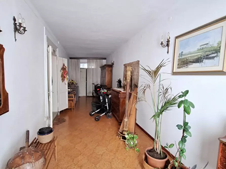 Immagine 2 di Palazzo in vendita  in Corso del Popolo a Rovigo