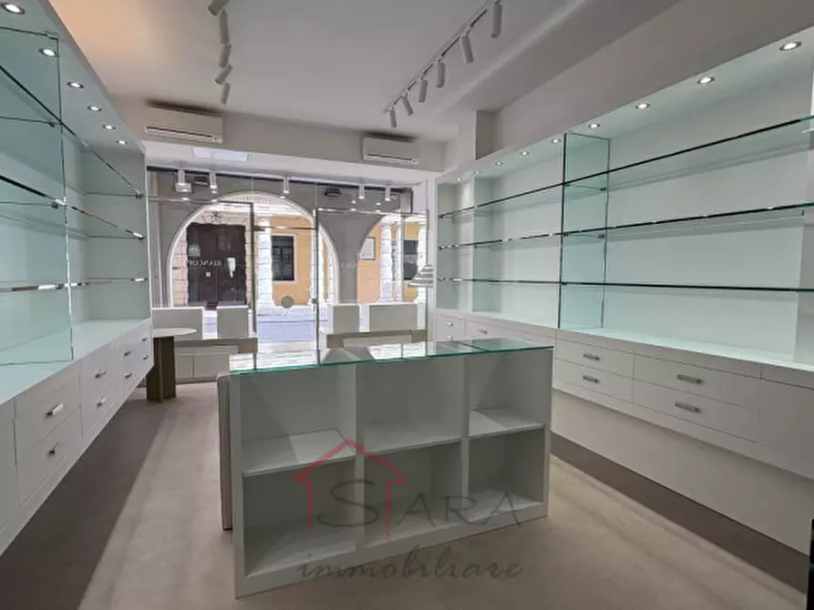 Immagine 10 di Negozio in vendita  in piazza garibaldi 8 a Padova