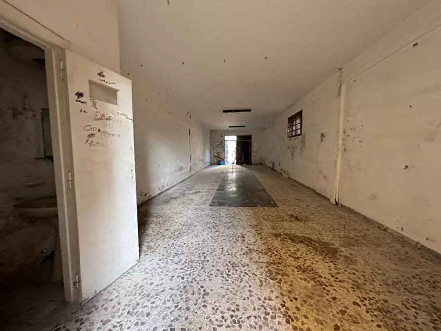 Immagine 4 di Negozio in vendita  in Via Molise a Torre Del Greco