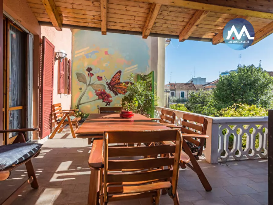 Immagine 1 di Casa bifamiliare in vendita  in Viale Antonio Cecchi a Pesaro