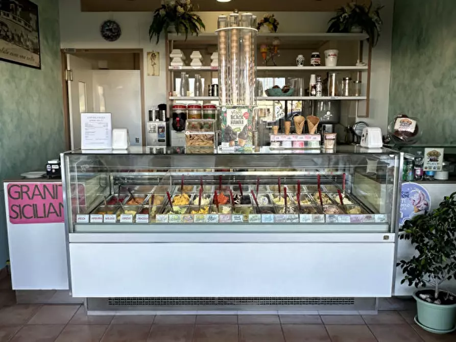 Immagine 3 di Attività commerciale in vendita  in Viale Giosuè Carducci 302 a Cesenatico