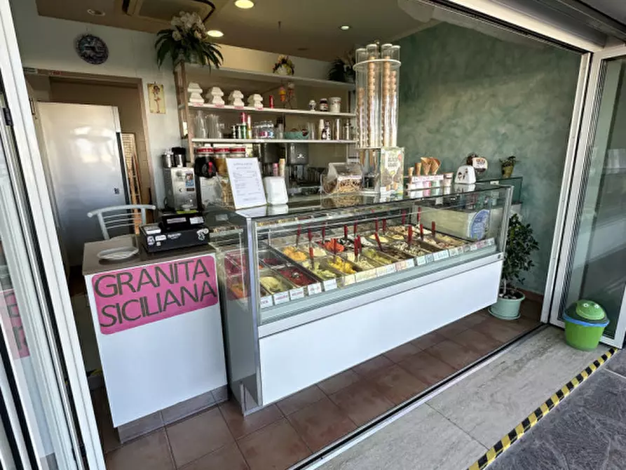 Immagine 5 di Attività commerciale in vendita  in Viale Giosuè Carducci 302 a Cesenatico