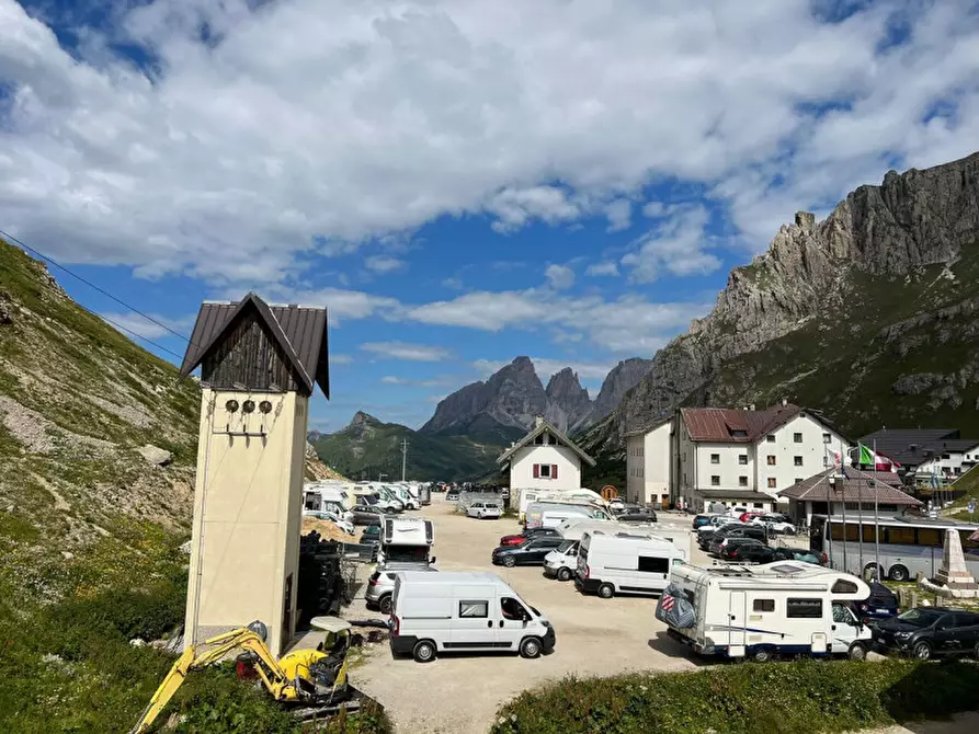 Immagine 1 di Attività commerciale in vendita  a Canazei