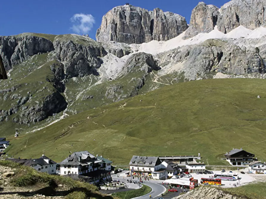 Immagine 2 di Attività commerciale in vendita  a Canazei