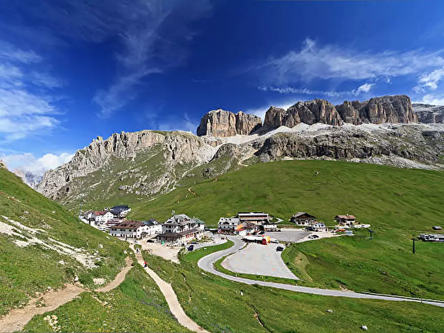 Immagine 4 di Attività commerciale in vendita  a Canazei