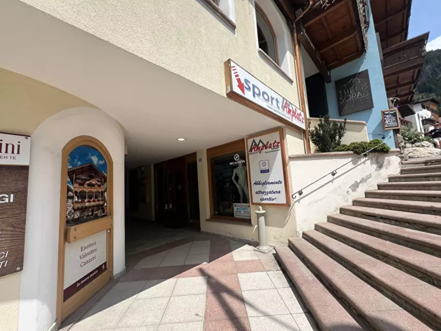 Immagine 1 di Negozio in vendita  in Via Dolomites  109 a Canazei
