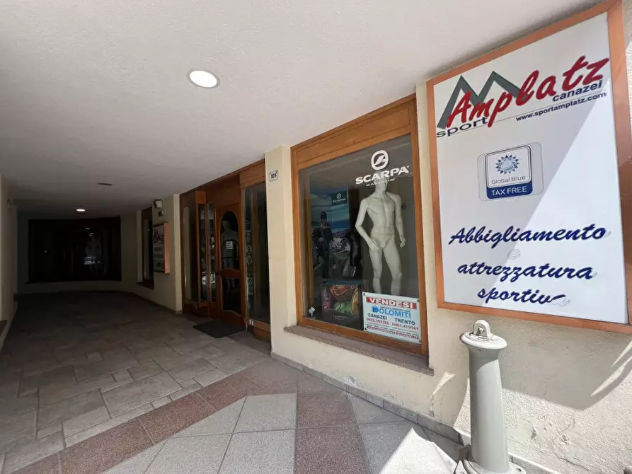 Immagine 2 di Negozio in vendita  in Via Dolomites  109 a Canazei