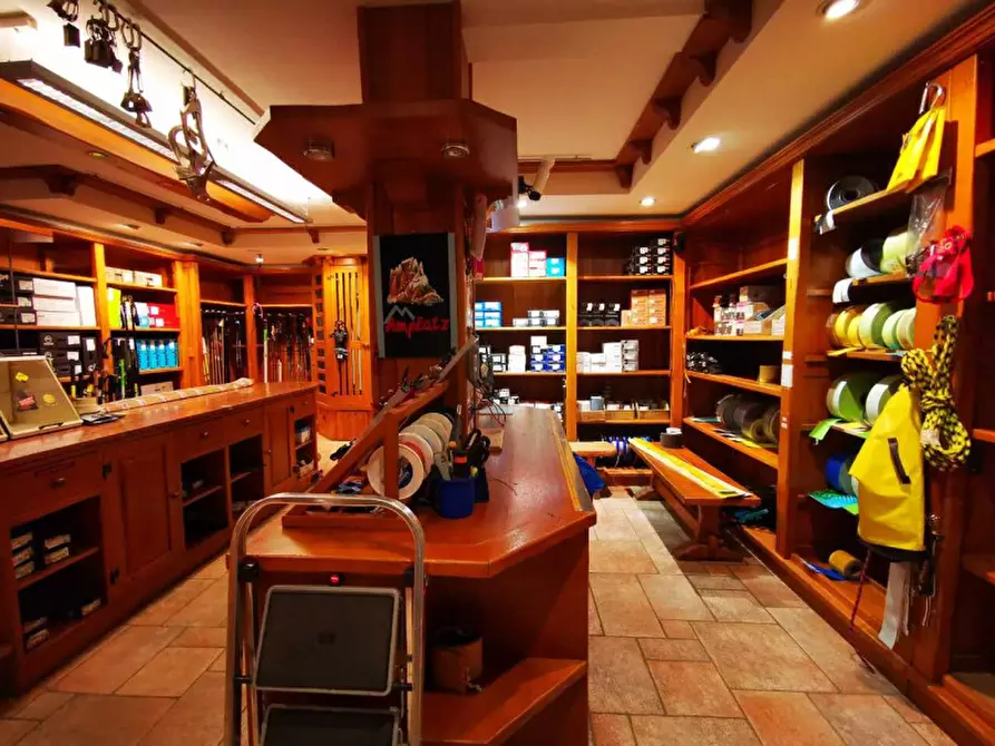 Immagine 3 di Negozio in vendita  in Via Dolomites  109 a Canazei