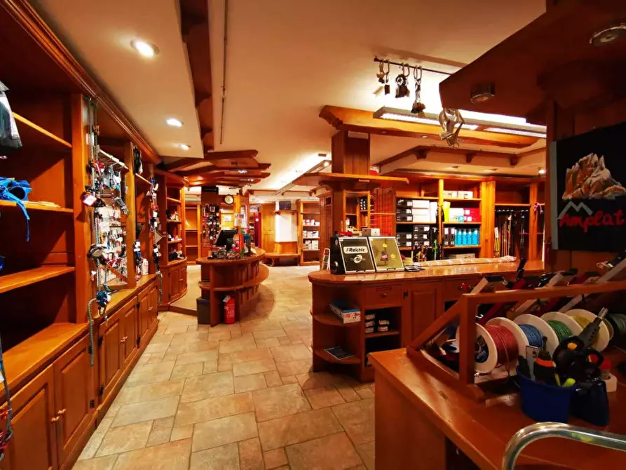 Immagine 4 di Negozio in vendita  in Via Dolomites  109 a Canazei
