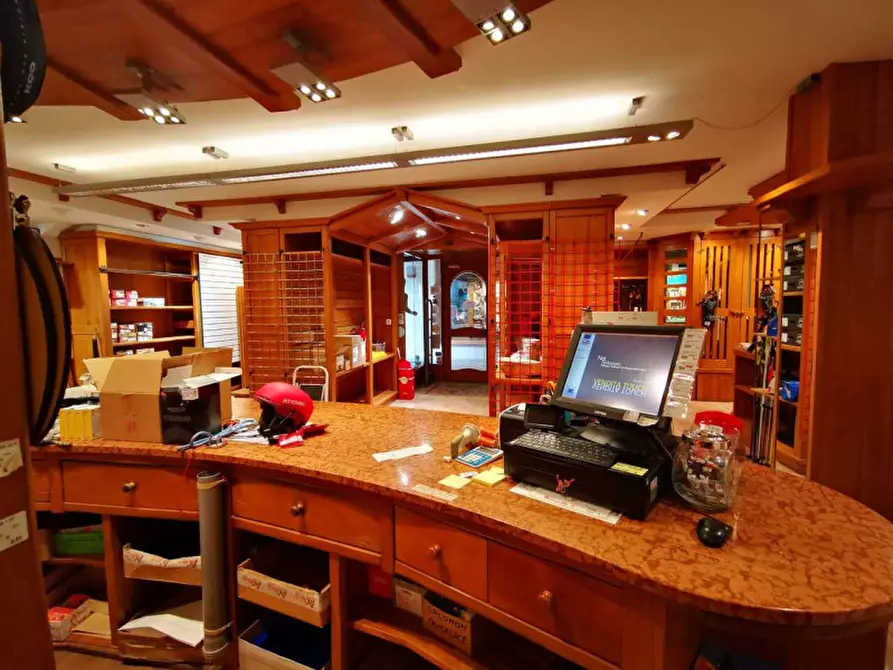 Immagine 5 di Negozio in vendita  in Via Dolomites  109 a Canazei