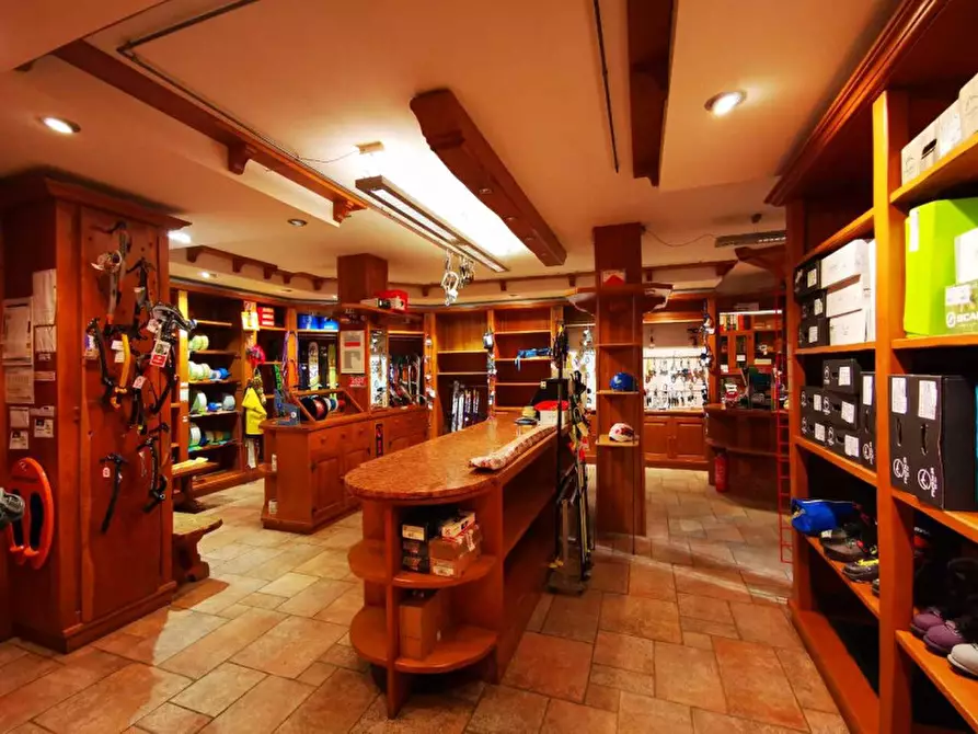 Immagine 6 di Negozio in vendita  in Via Dolomites  109 a Canazei