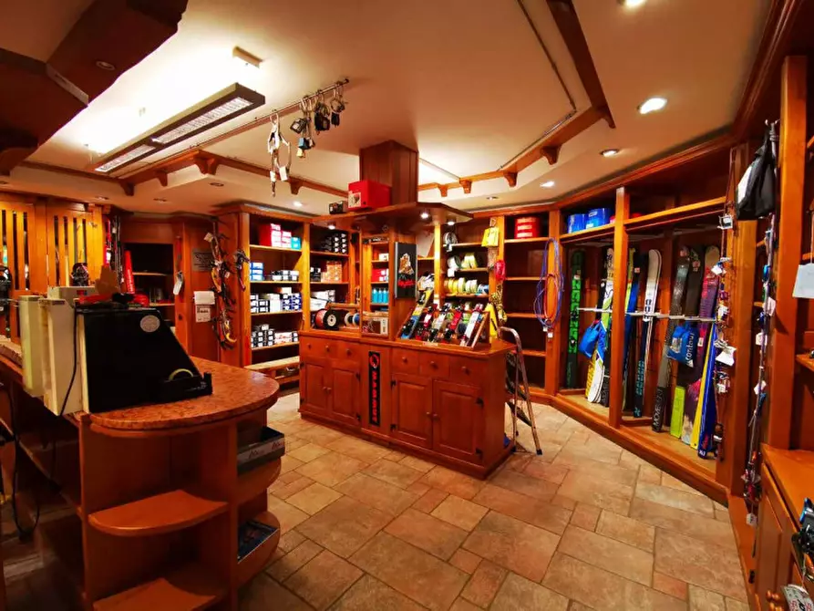 Immagine 7 di Negozio in vendita  in Via Dolomites  109 a Canazei