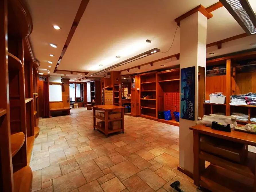 Immagine 8 di Negozio in vendita  in Via Dolomites  109 a Canazei