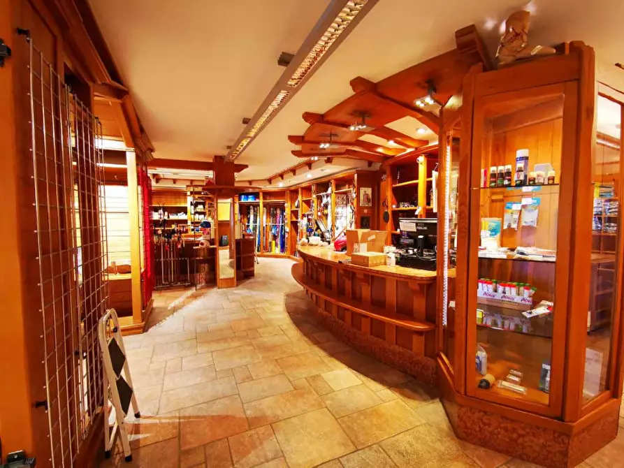 Immagine 9 di Negozio in vendita  in Via Dolomites  109 a Canazei