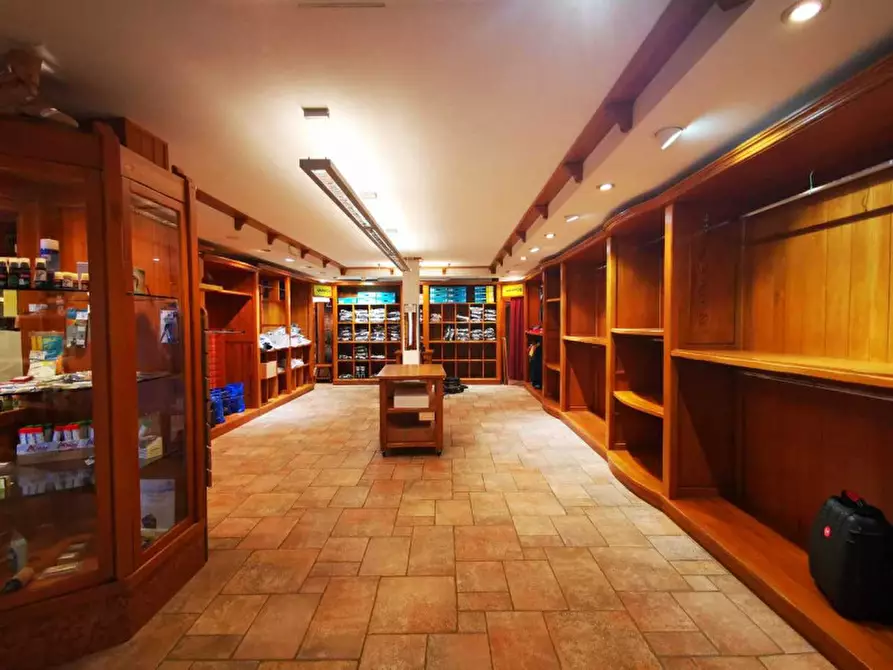 Immagine 10 di Negozio in vendita  in Via Dolomites  109 a Canazei