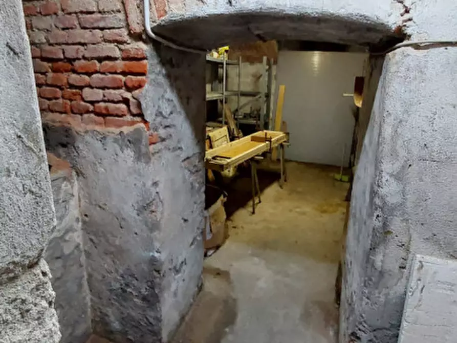 Immagine 8 di Cantina in vendita  in via Pietro Maroncelli 13 a Milano