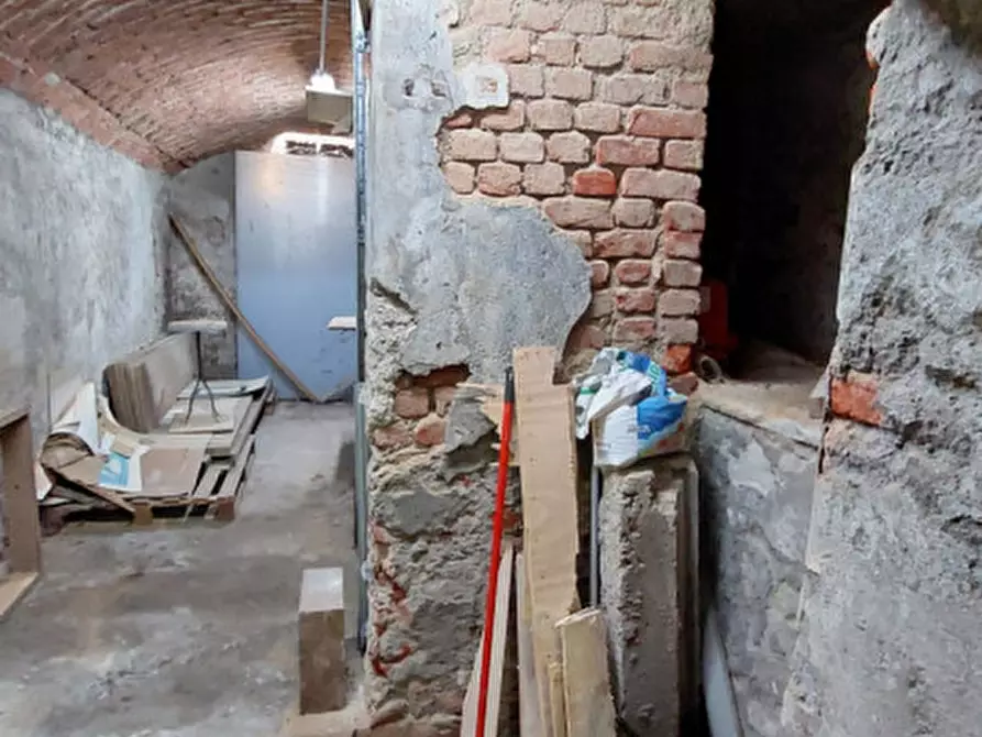 Immagine 9 di Cantina in vendita  in via Pietro Maroncelli 13 a Milano