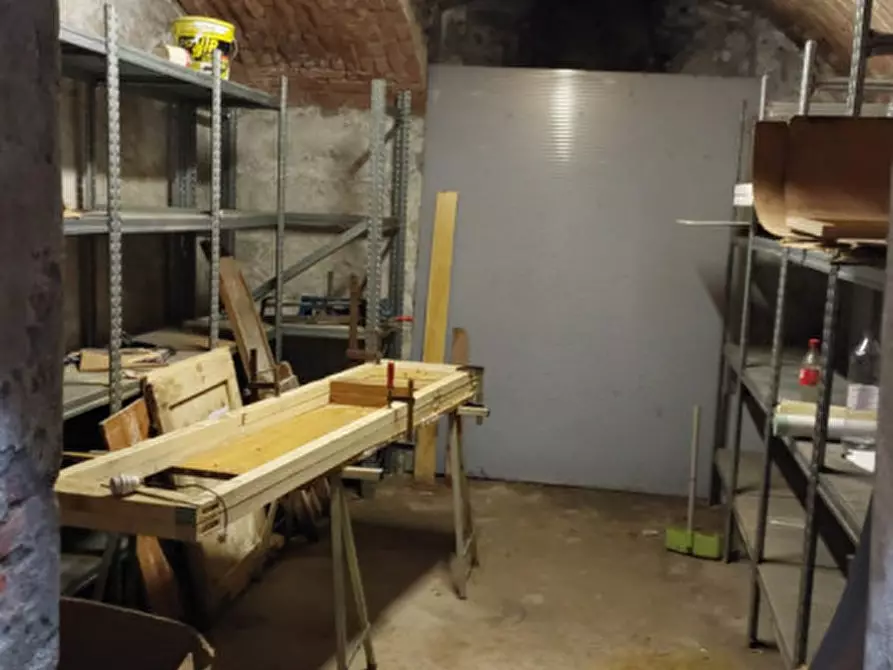 Immagine 11 di Cantina in vendita  in via Pietro Maroncelli 13 a Milano